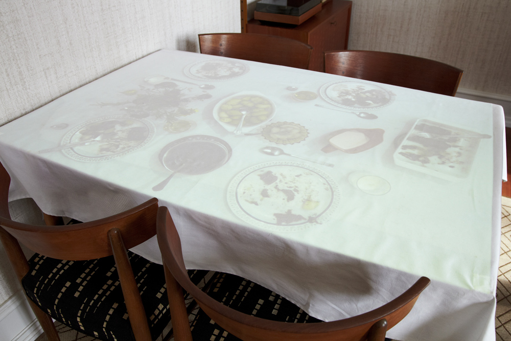 Projektion af middagsseance på spisebord ved kernefamilien